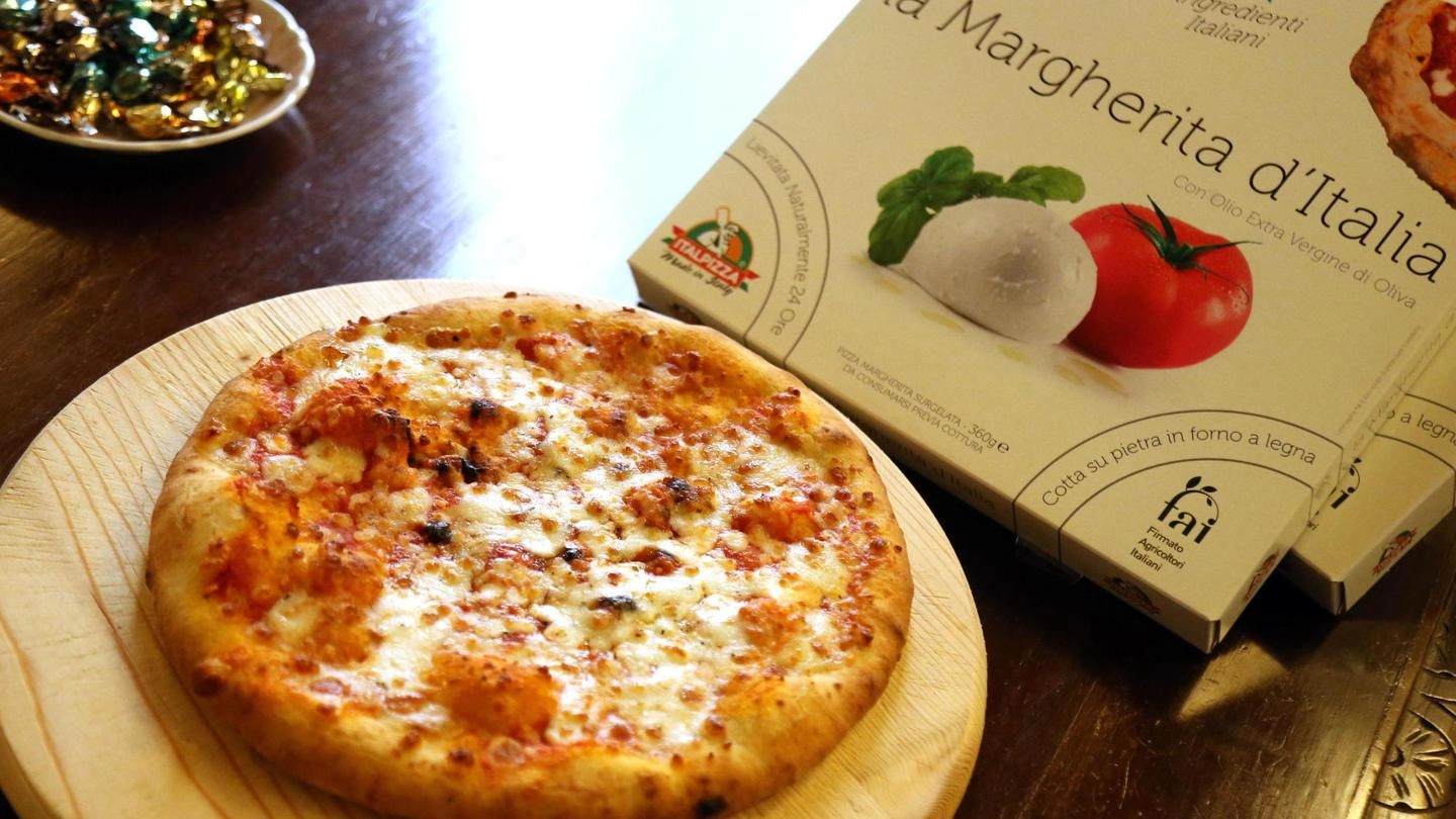 La presentazione della pizza tutta di ingredienti certificati italiani (Ansa)