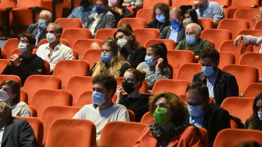 Green pass e mascherine in occasione del confronto tra gli aspiranti sindaco organizzato dal ’Carlino’ al Teatro Celebrazioni