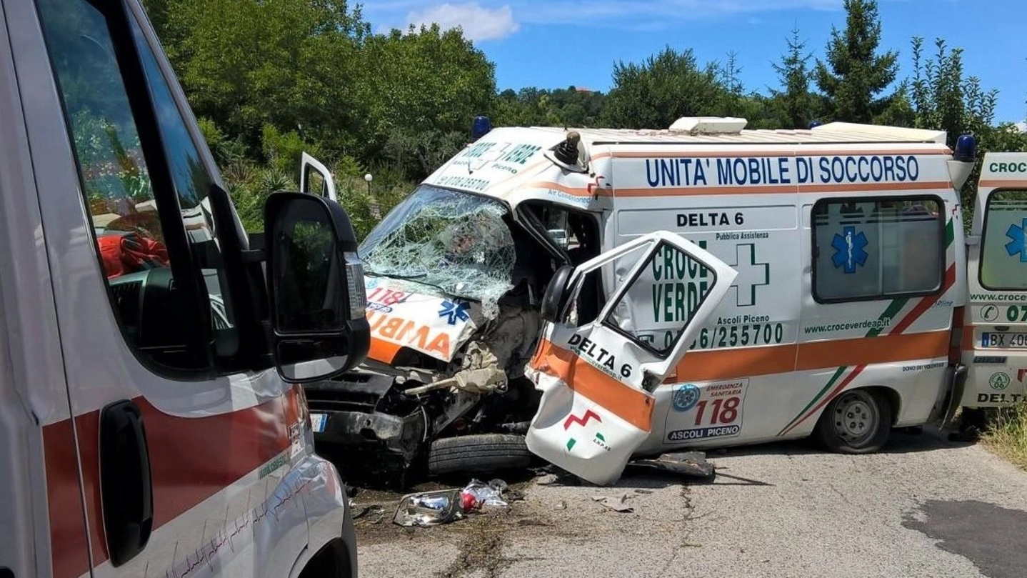 L’ambulanza dopo l’incidente sulla Mezzina