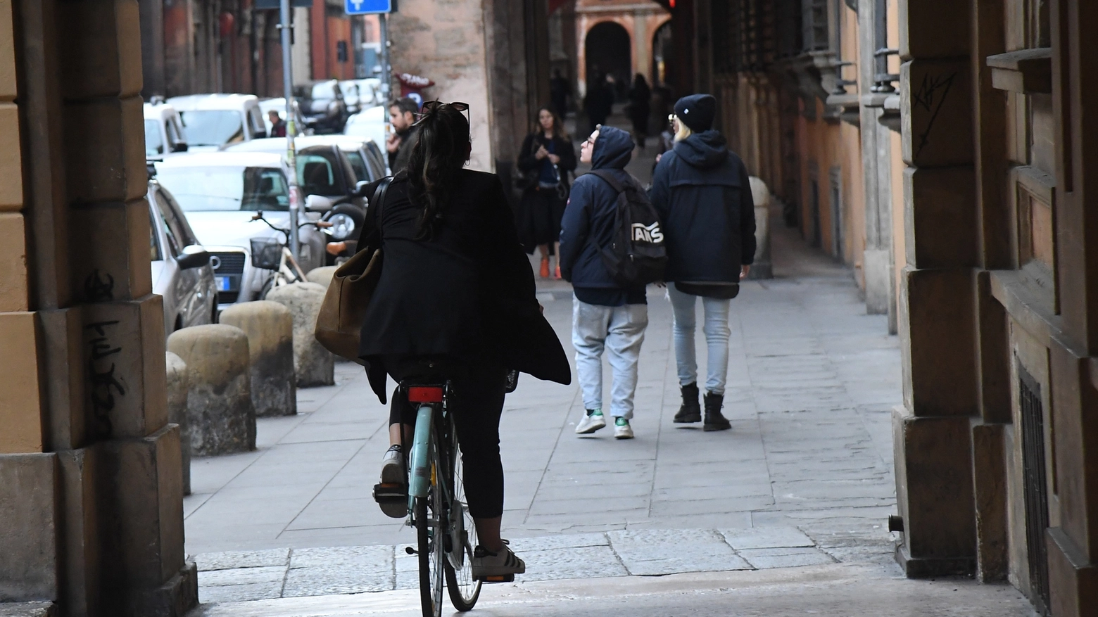 Una bici sotto ai portici a Bologna