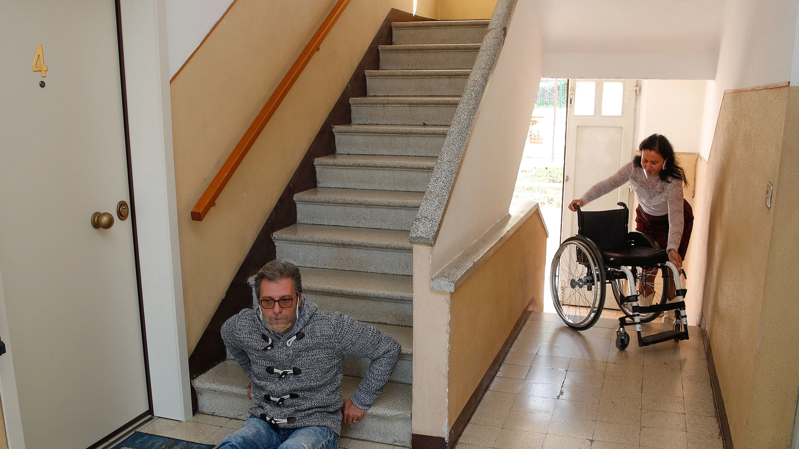 Danilo Tufariello, disabile, è costretto a strisciare per salire le scale (Fotoprint)