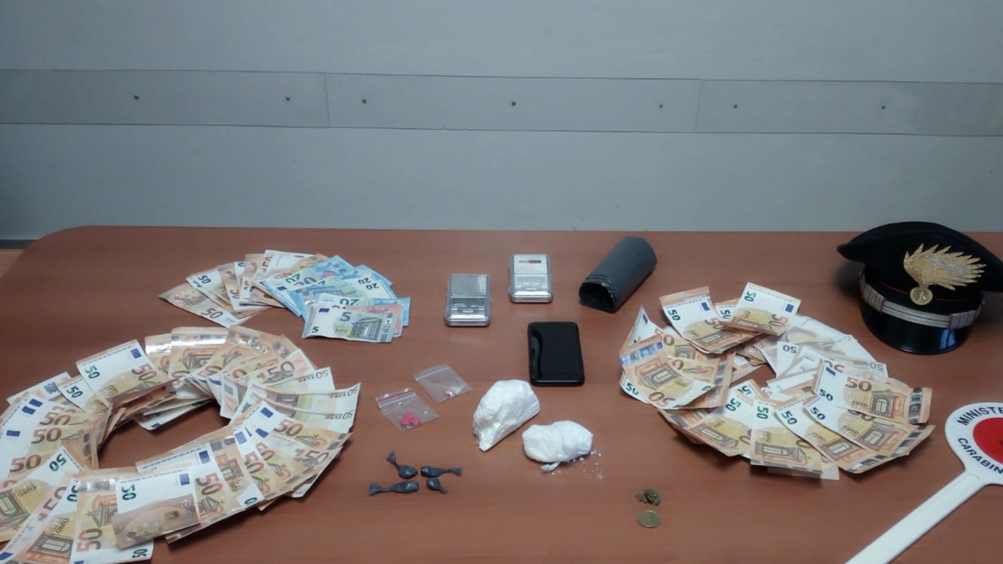 La droga, i soldi e tutto il materiale rinvenuto dai carabinieri