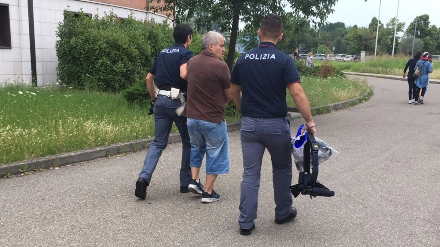 L’uomo bloccato dai poliziotti dopo aver tentato di sottrarre la figlioletta alla madre