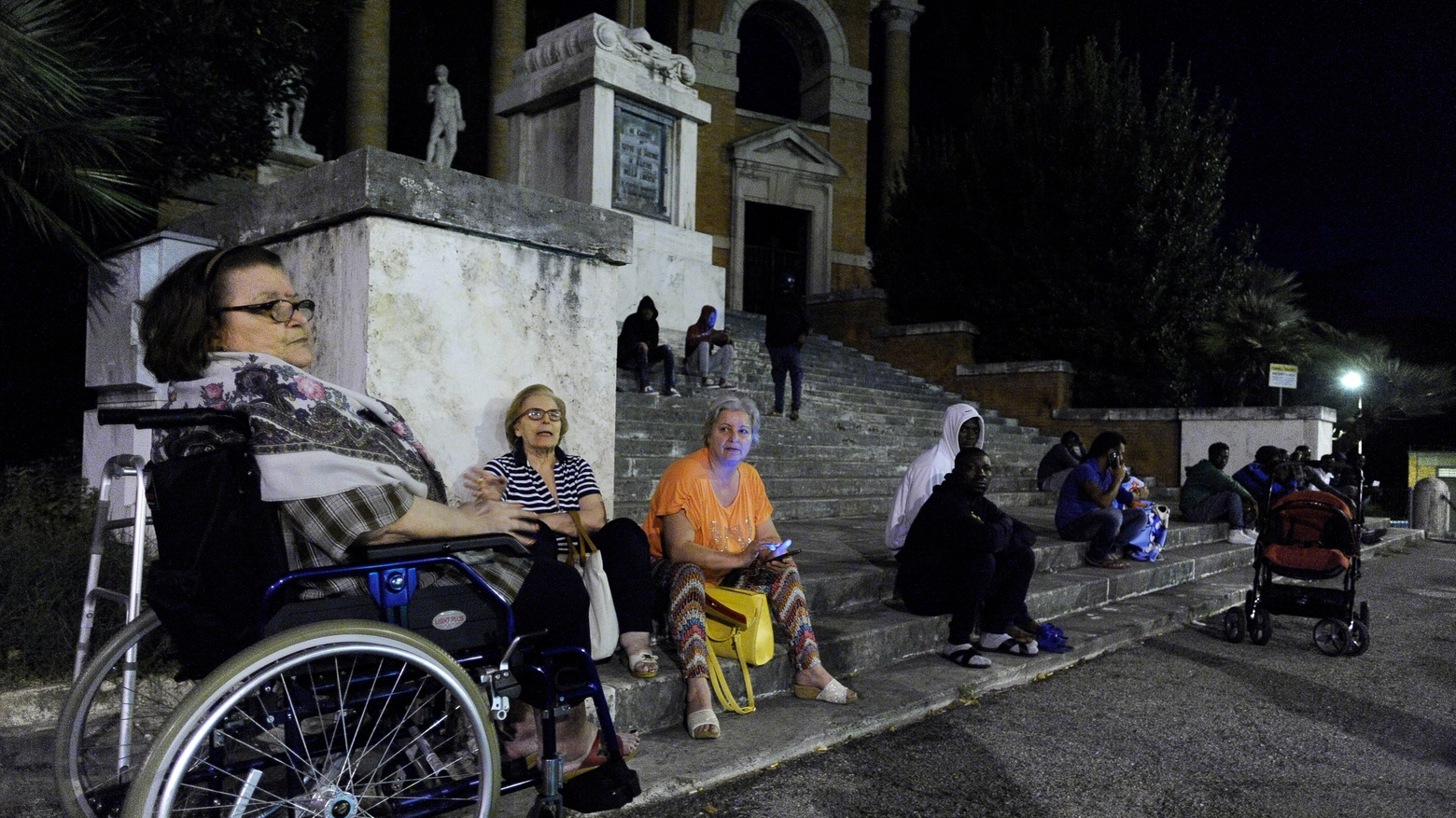 Gente in strada a Macerata (Calavita)