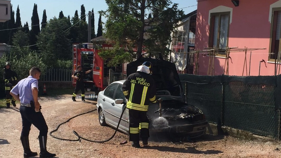 L’auto incendiata (Foto Zeppilli)