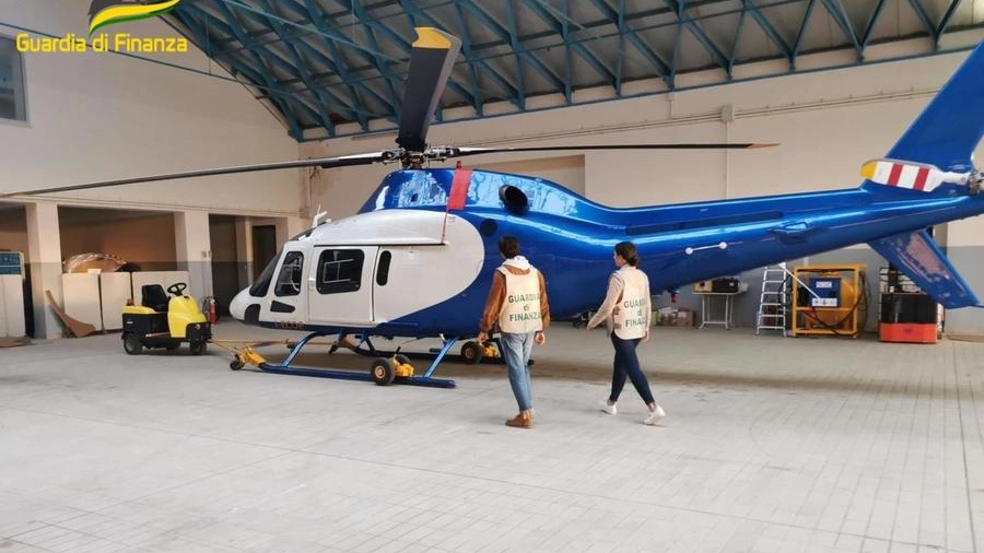Uno degli elicotteri sequestrati a Venezia dalla guardia di finanza