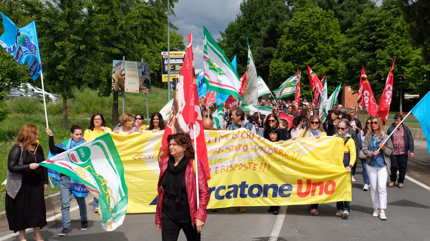 Una delle manifestazioni sindacali al momento dell'apertura della vertenza Mercatone Uno 