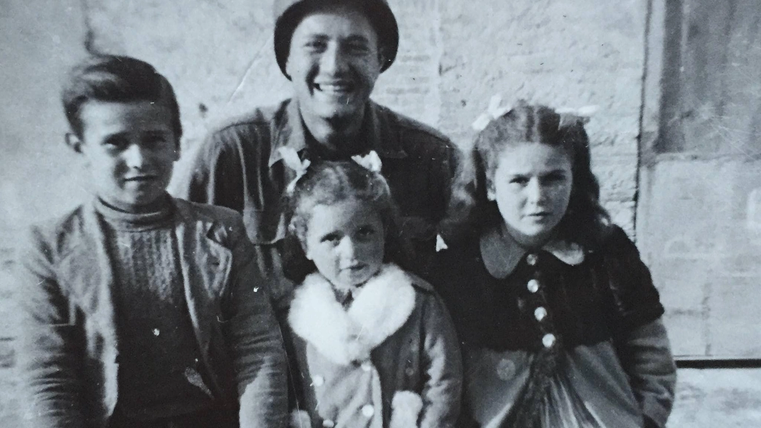Martin Adler in posa con i tre bambini durante la Seconda Guerra Mondiale 