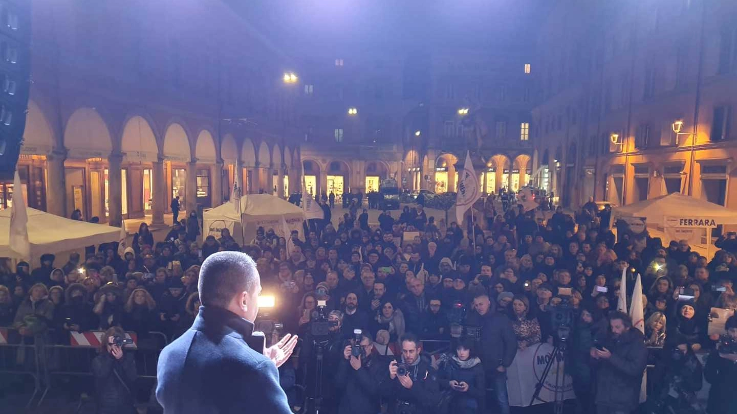 Elezioni Emilia Romagna, in 200 assistono al comizio dell'ormai ex capo del Movimento 5 Stelle e del candidato presidente Benini