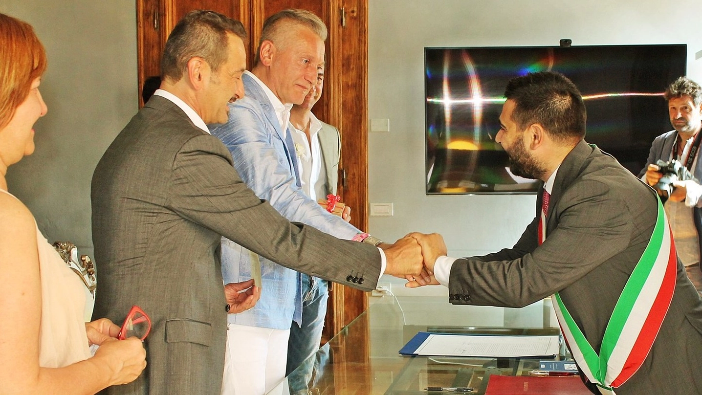 IL PRIMO ‘SÌ’ Giovanni Giovannini e Gianluca Zoffoli stringono la mano al sindaco