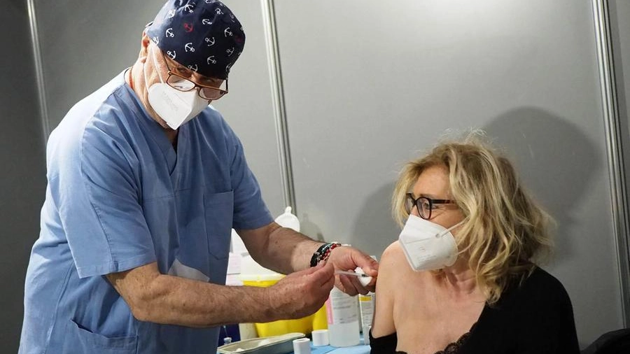 Un operatore inietta una dose di vaccino anti Coronavirus 