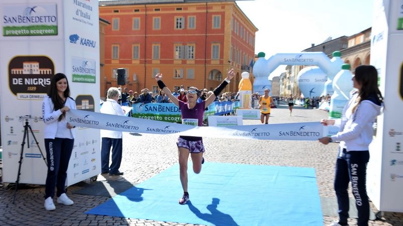 Un'atleta al traguardo della  Maratona d'Italia in piazza Martiri