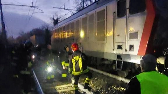 Fermo immagine dell'intervento dei vigili del fuoco sui binari per spegnere il rogo sul treno all'altezza di Calderara