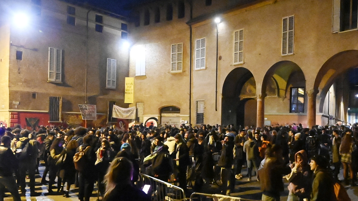 La situazione in piazza Verdi martedì sera alle 21, poco prima che arrivasse la polizia