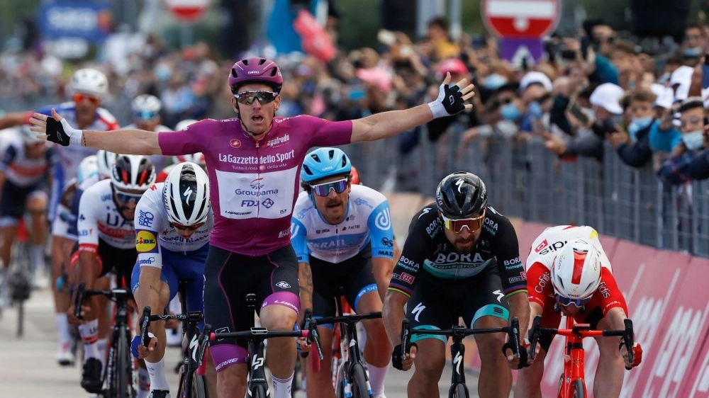 Giro d'Italia 2020, Demare vince la tappa Porto Sant'Elpidio-Rimini