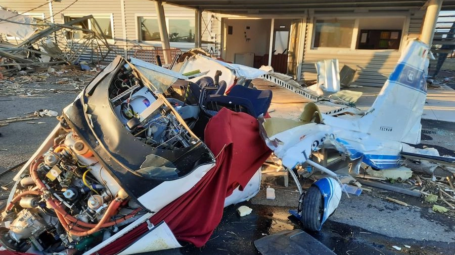 Tornado a Carpi: un velivolo distrutto nel piccolo aeroporto