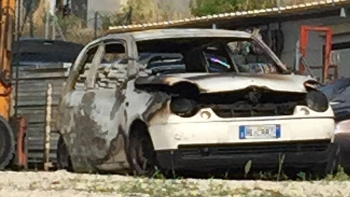 L’auto bruciata a Porto Sant’Elpidio (Foto Colibazzi)