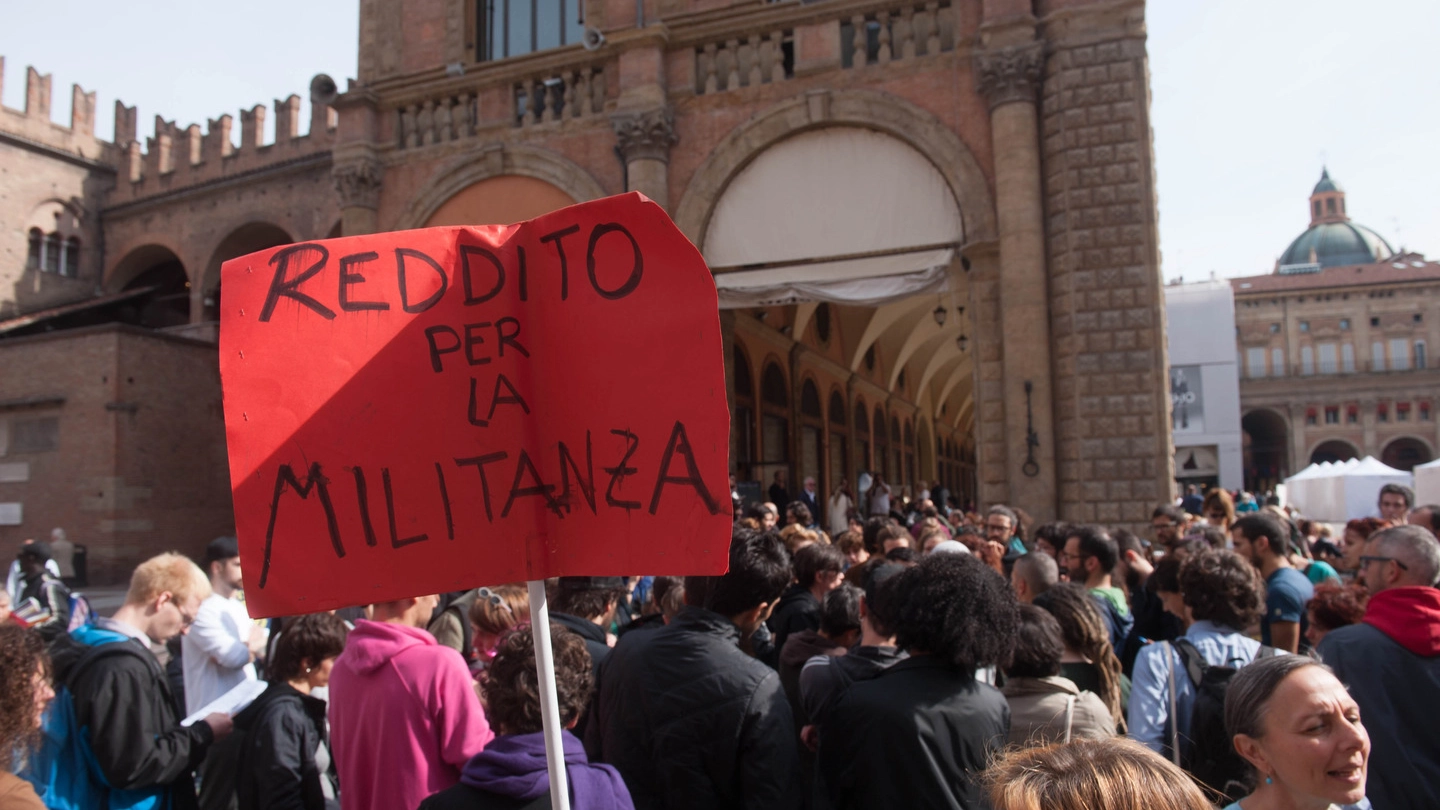 'Atlantide' manifesta in piazza Maggiore dopo lo sgombero (Schicchi)