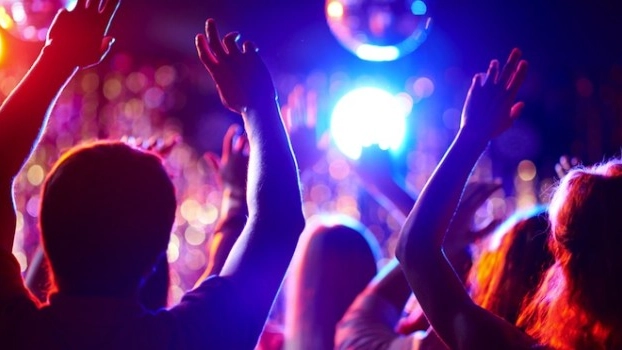 Si balla, festa in discoteca (foto di repertorio)