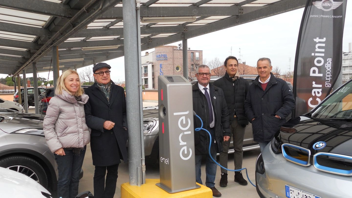 La prima colonnina di rifornimento per auto elettriche, installata al parcheggio Il Curvone (Foto Print)