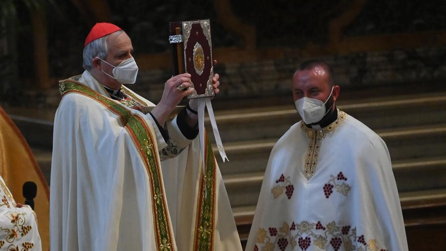Il Cardinale Zuppi celebra la messa per le reliquie di San Francesco