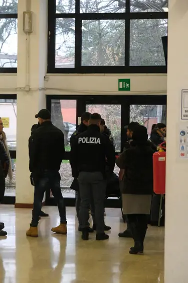 Insegnante sospesa per adescamento e prof aggredito al Corni di Modena, i sindacati: “Serve cambio culturale nelle scuole”