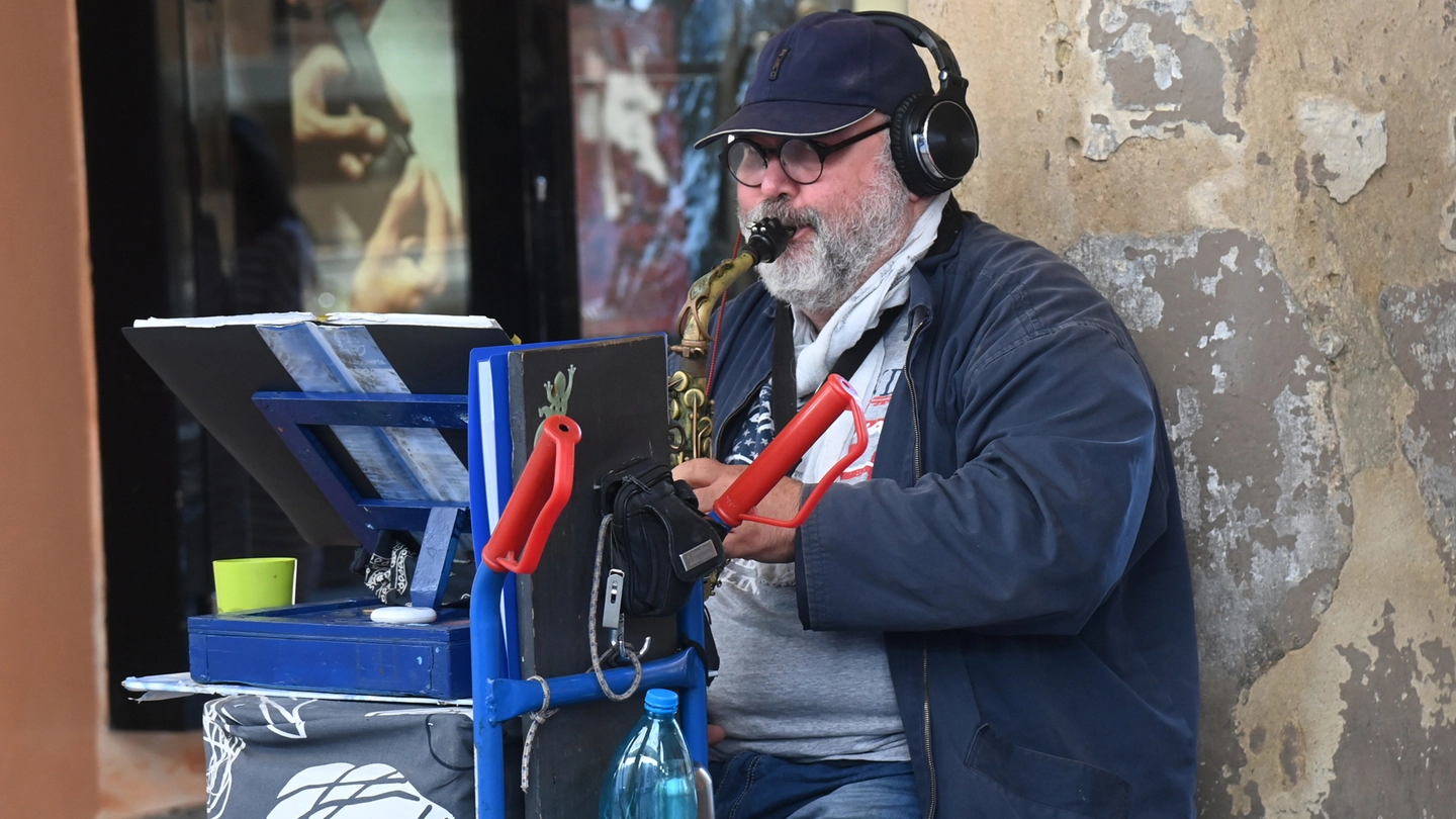 Carlo Spongano ogni giorno suona il suo sassofono sotto il portico del Pavaglione