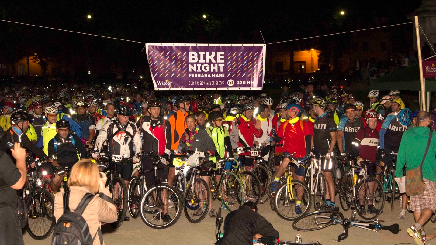 La folla dei partecipanti al via della «Bike Night» da piazza Ariostea. Ottocento gli iscritti ufficiali