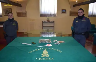 Trapper esibiscono in video droga e soldi e sfidano forze dell’ordine: denunciati a Vicenza