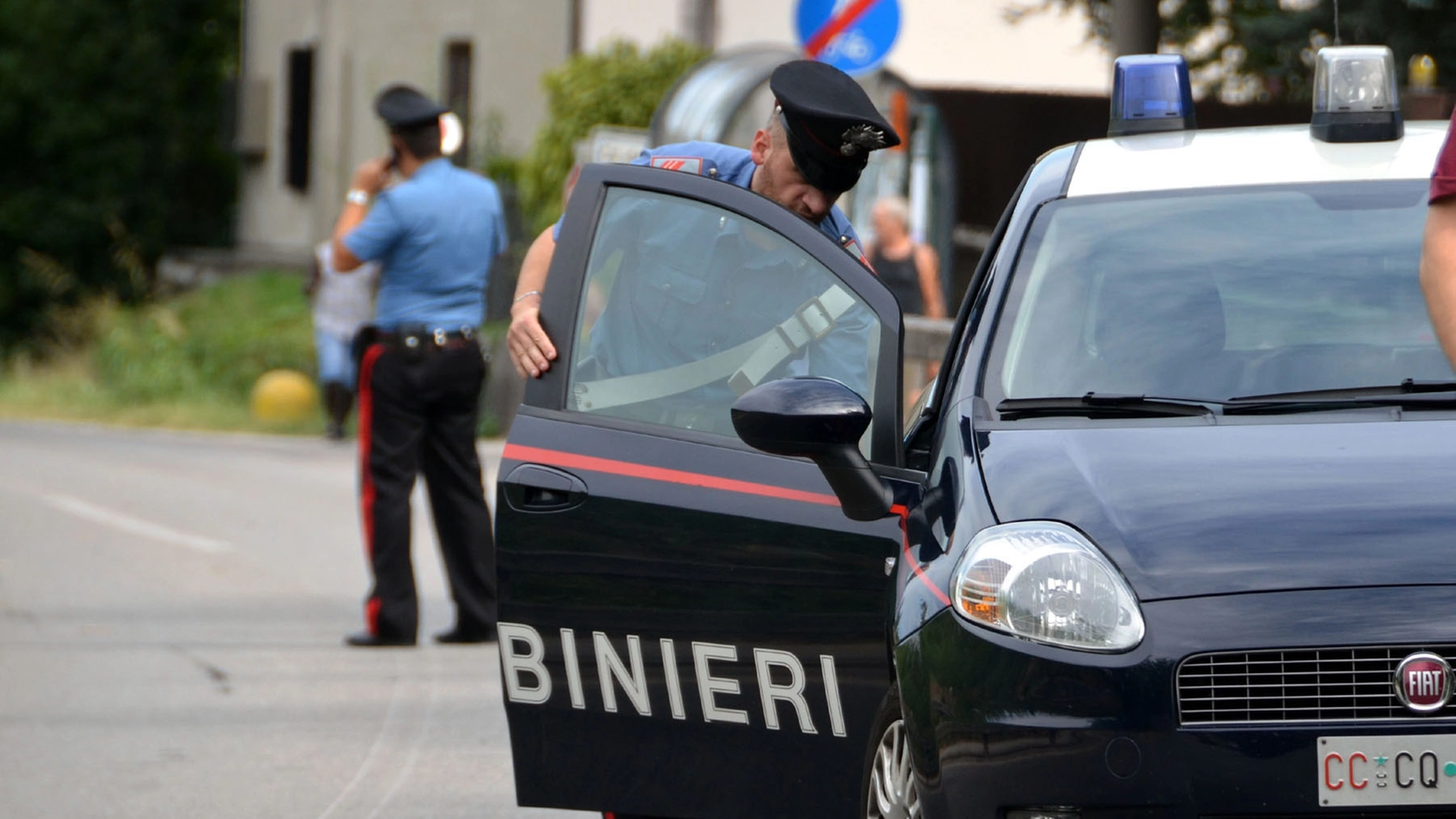 I carabinieri hanno scoperto i resti del corpicino in un cespuglio durante un'operazione antidroga