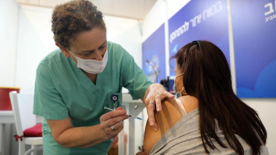 La somministrazione del vaccino a una donna israeliana  (Ansa)