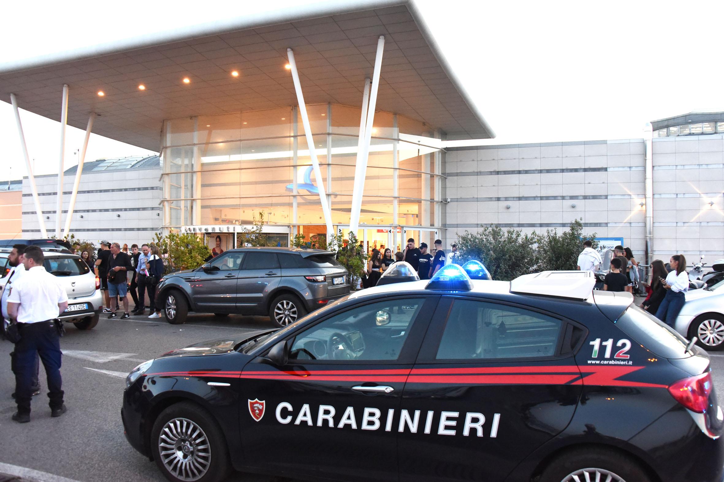 L'arrivo dei carabinieri al centro commerciale Le Befane (foto Migliorini)