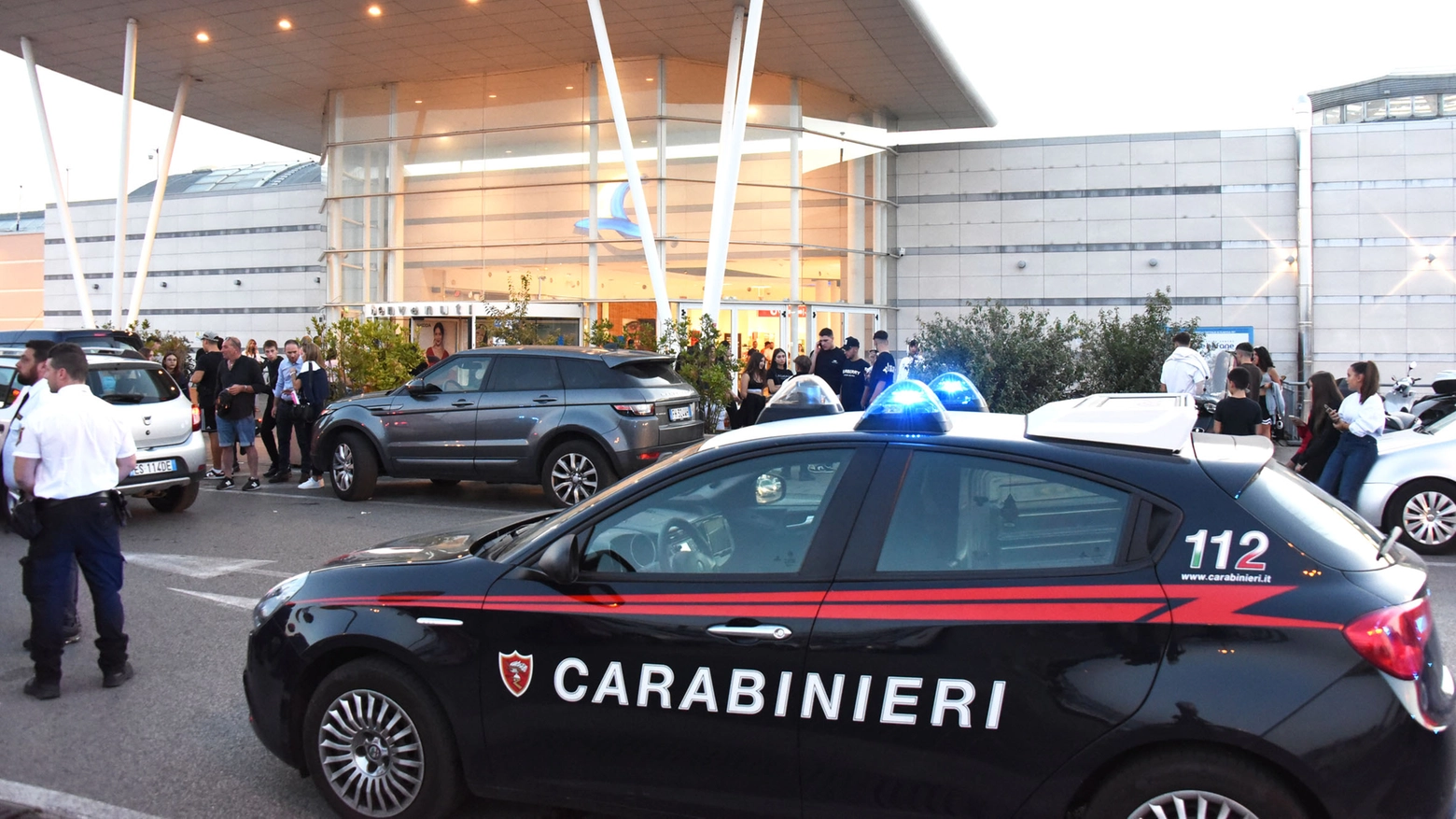 L'arrivo dei carabinieri al centro commerciale Le Befane (foto Migliorini)