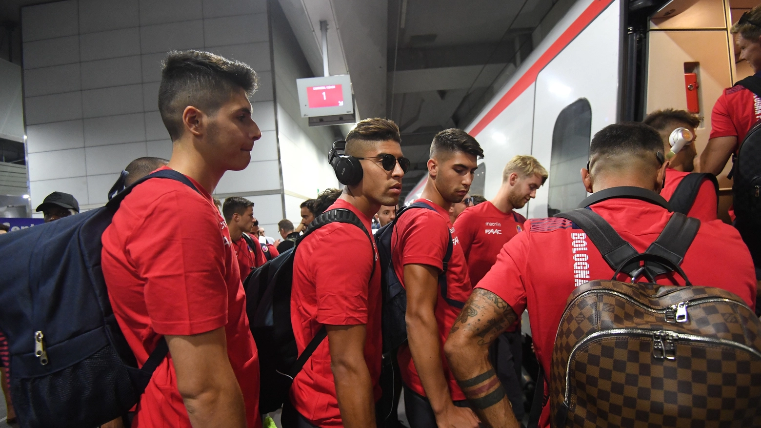 I giocatori del Bologna partono per il ritiro a Castelrotto (foto Schicchi)