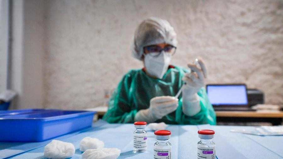 Covid, il personale sanitario prepara le dosi del vaccino Astrazeneca (Ansa)