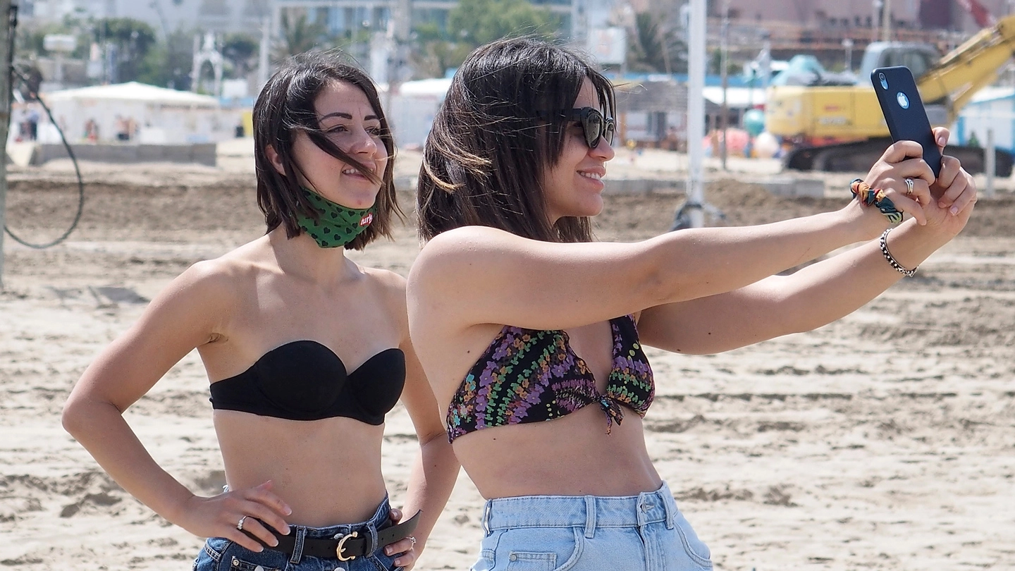 Prime tintarelle e primi selfie sul litorale di Rimini ai tempi del coronavirus