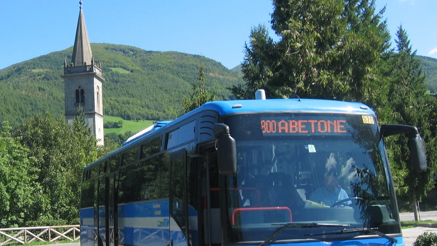 Un autobus del trasporto pubblico in Appennino
