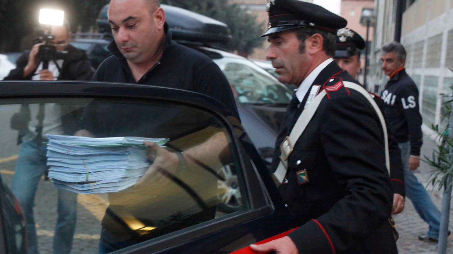 I carabinieri portano via faldoni dalla sede dell'Ausl Ravenna (Corelli)