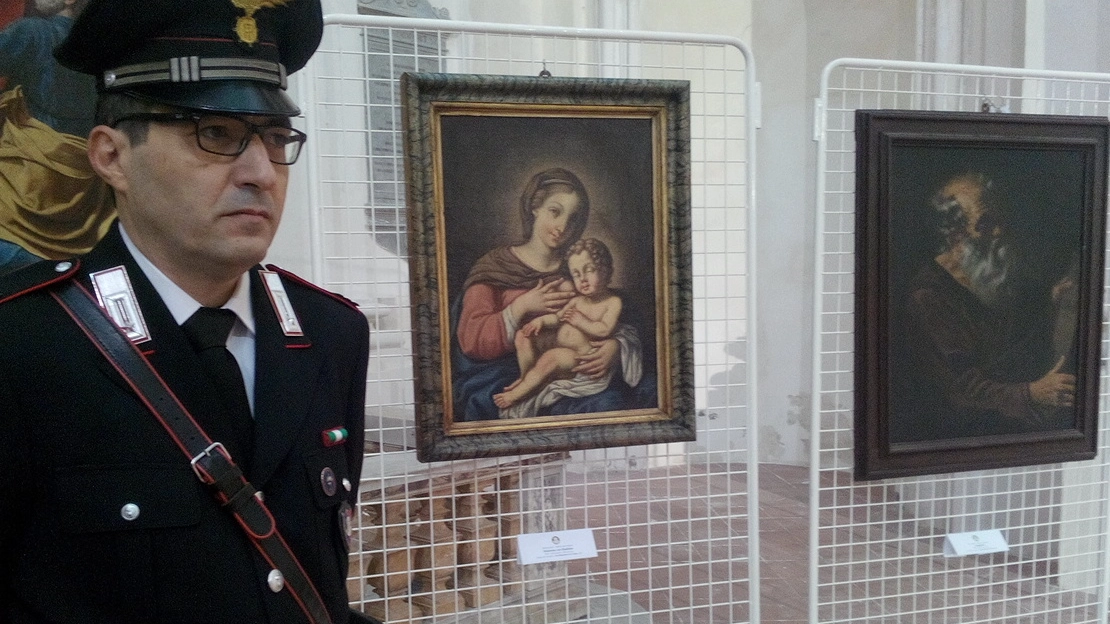 I carabinieri mostrano alcune delle opere rubate nelle chiese ma anche nelle case di privati cittadini 