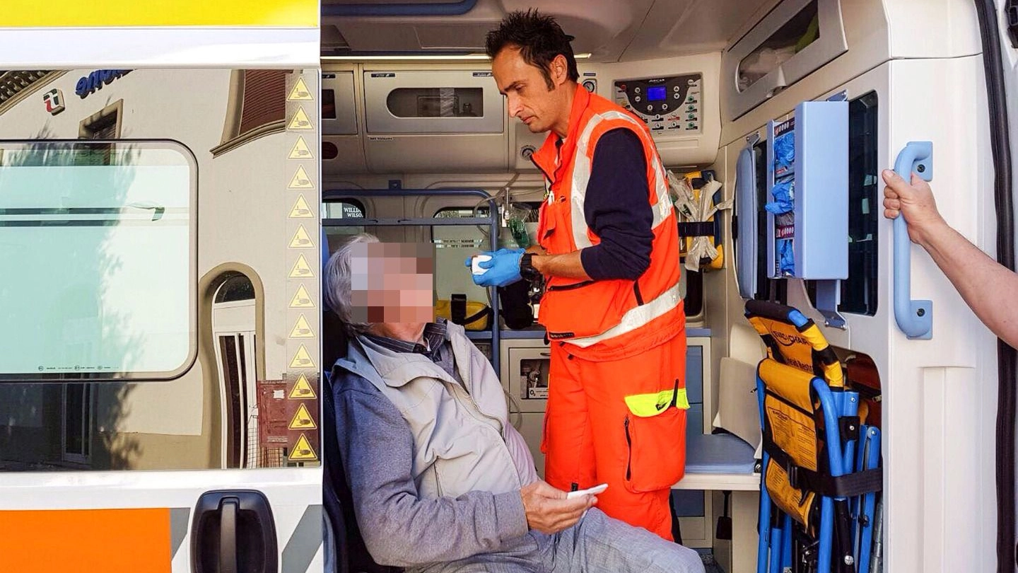 L’anziano soccorso dai sanitari del 118 dopo l’aggressione a Bellaria