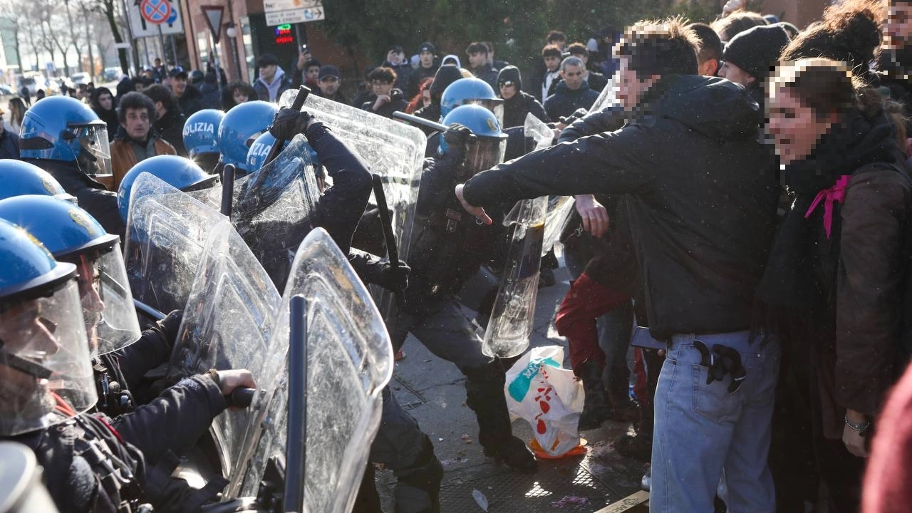 Scontri a Bologna nello sgombero di una occupazione in via di Corticella (foto Schicchi)