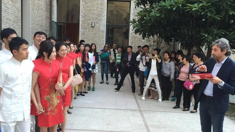 Le coppie cinesi con il sindaco Andrea Gnassi