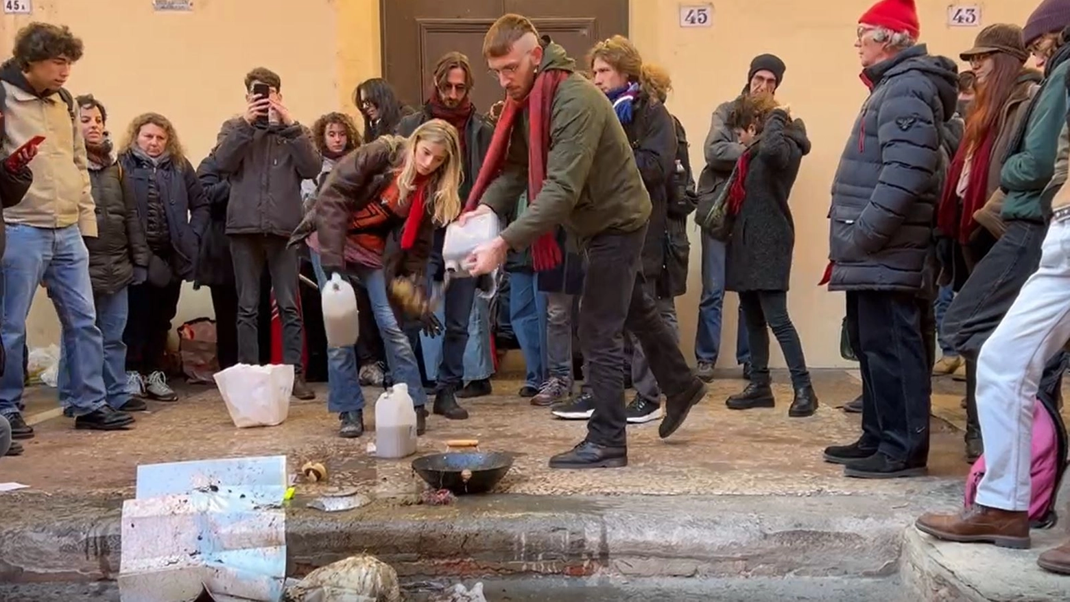 Il flash mob col fango di Ultima Generazione davanti al Tribunale di Bologna