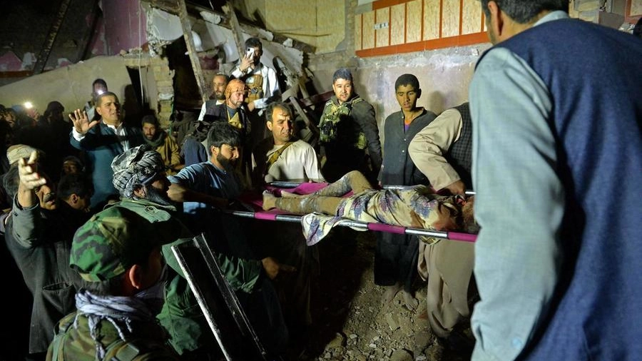 I primi soccorsi nell'area devastata dall'autobomba a Herat