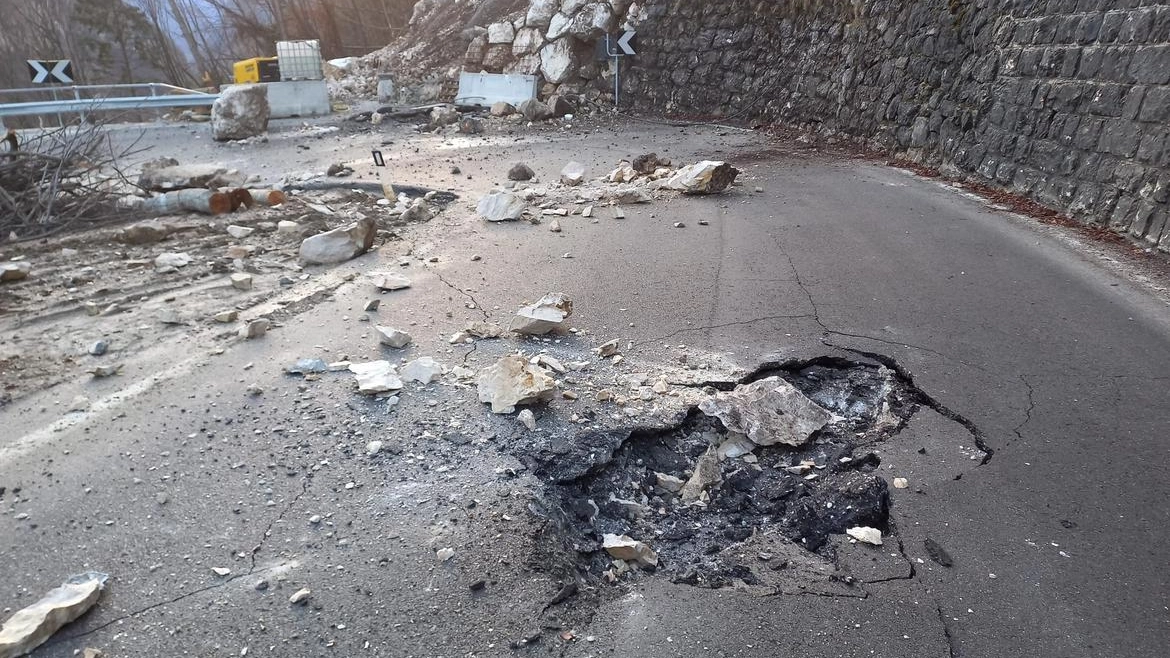 Un grosso masso è caduto nel tratto della Ss350 tra Lastebasse e Folgaria: strada chiusa in attesa delle verifiche geologiche