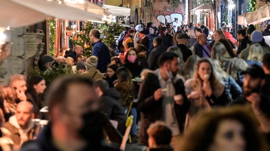 Roma assembramenti nelle strade per lo shopping natalizio