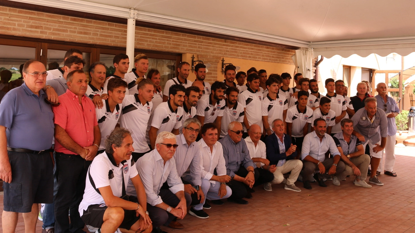 Raduno Vis Pesaro, foto di gruppo: giocatori, tecnici, dirigenti, sponsor e addetti
