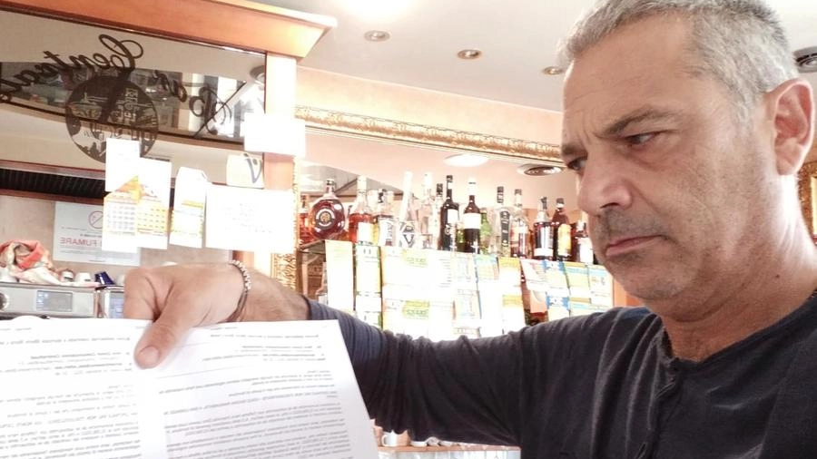 Il barista Marco Giglia con i recessi dal contratto ricevuti da Hera