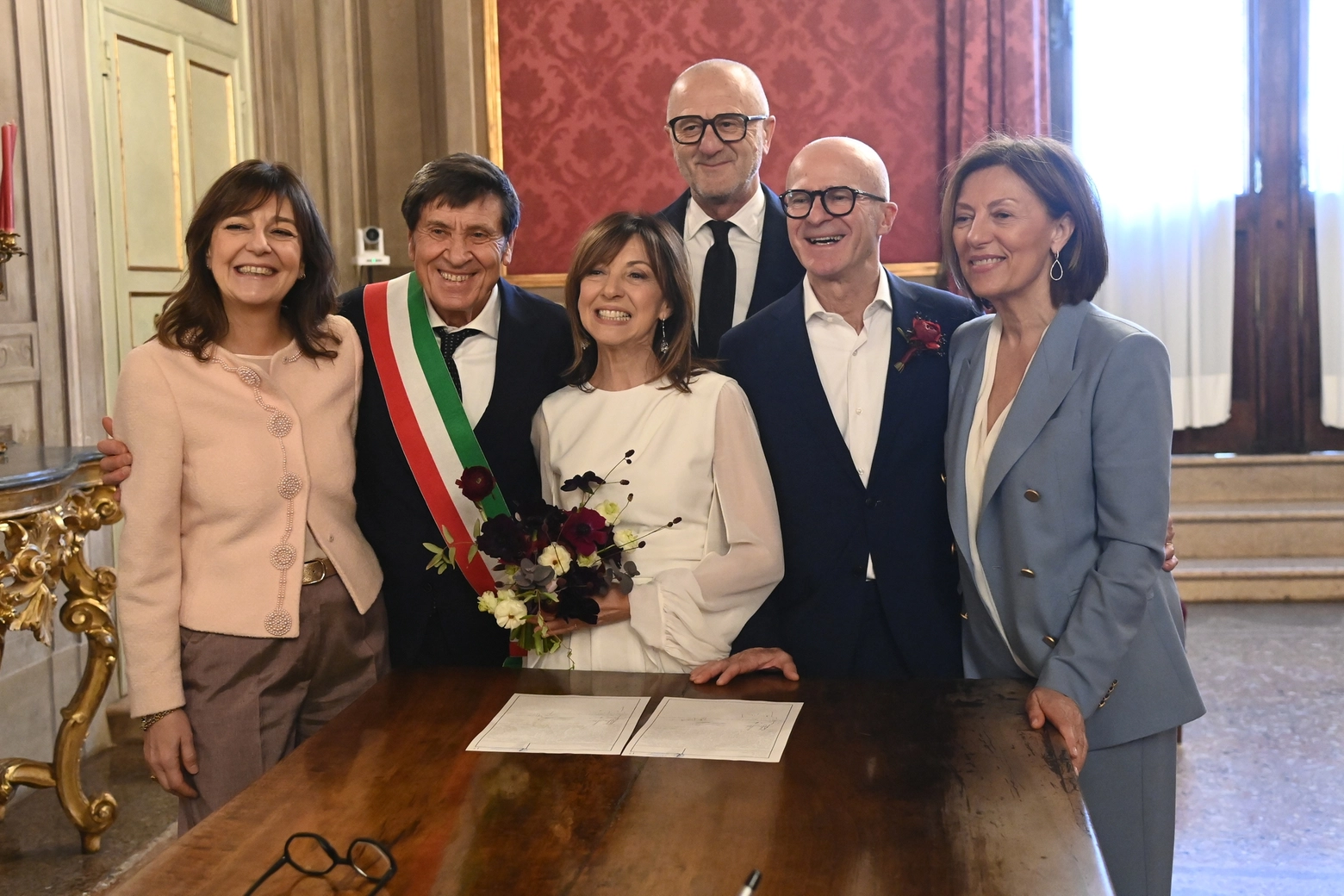 Nozze speciali per Stefano e Marina: Gianni Morandi celebra il matrimonio dei suoi amici in Comune