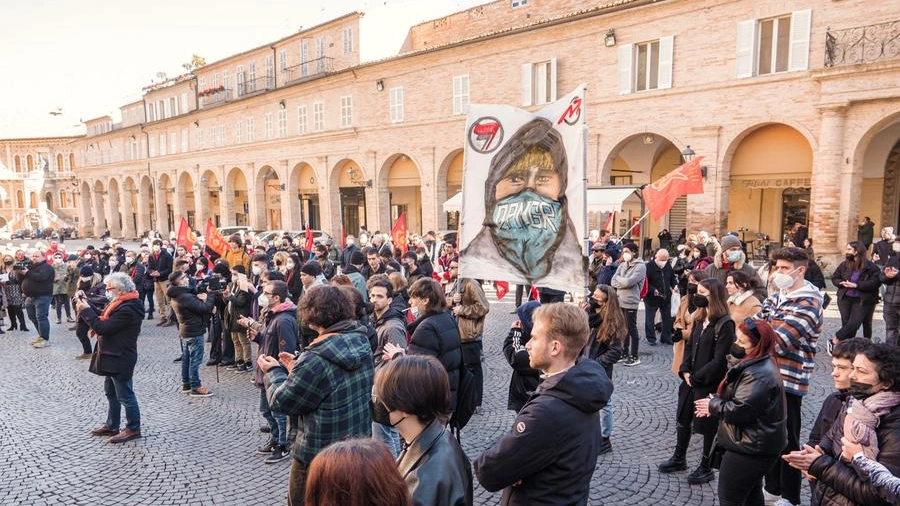 Studenti in piazza a Fermo per Giuseppe Lenoci e la sicurezza sul lavoro (foto Zeppilli)